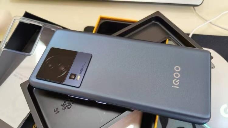 vivo果断“发飙”，120W+天玑8200+6400万，售价仅800块