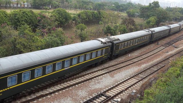 |从拉萨出发抵达广州，横跨5000公里的火车，被誉为旅游观光列车