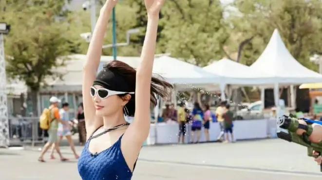 45岁秦岚穿瑜伽服现身机场，背薄腰细身材曲线迷人