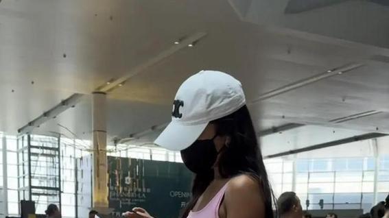 吉克隽逸机场生图被疯传，看了无痕衣下的小腹，网友炸锅了