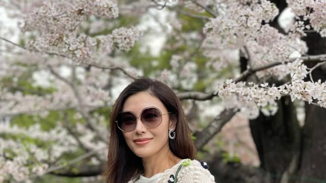 53岁李嘉欣穿搭引争议，土气or时尚？逆龄身材气质爆棚吸睛无数！