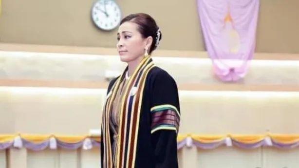 苏提达美似天仙，42岁重回颜值巅峰，“桃花妆”泰王直勾勾盯着她