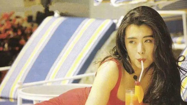 57岁王祖贤现身酒店，住1500元一晚房间，体态略显丰腴但气质出众