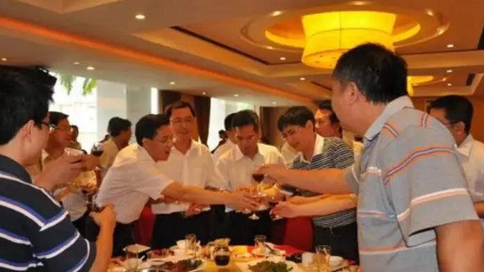 领导这样对你，肯定没拿你当自己人，在那自我感动，只会被看笑话