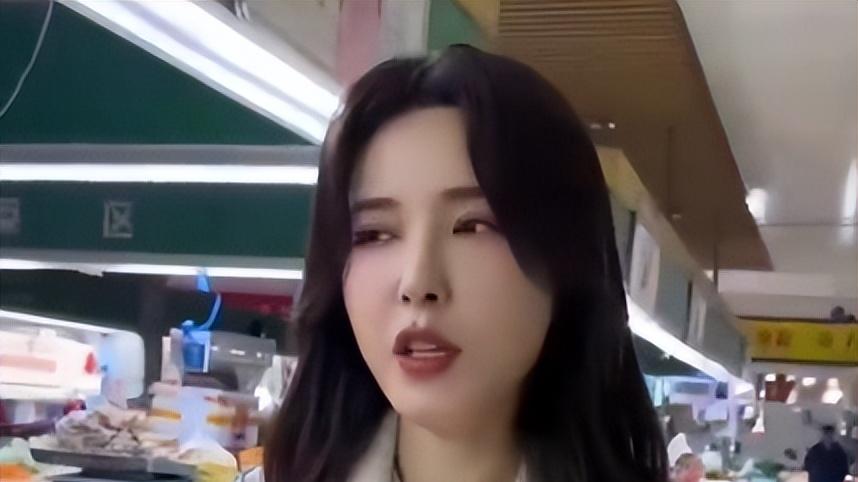 46岁曾黎现身菜市场，素颜未戴首饰讲养生，我却被评论区逗笑了