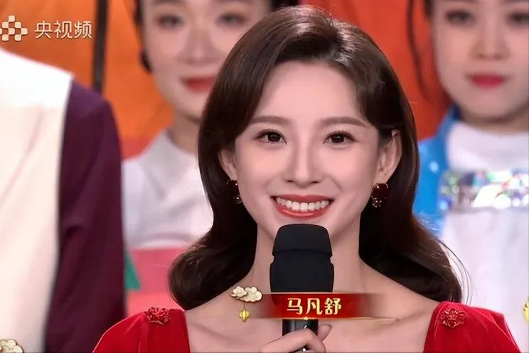 新上任的“央视一姐”，颜值力压董卿李思思，美得跟仙女儿似的