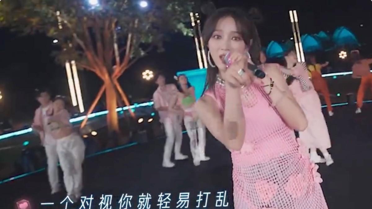 央视七夕晚会，李宇春红裙太有女人味，但我却被赵雅芝惊艳了