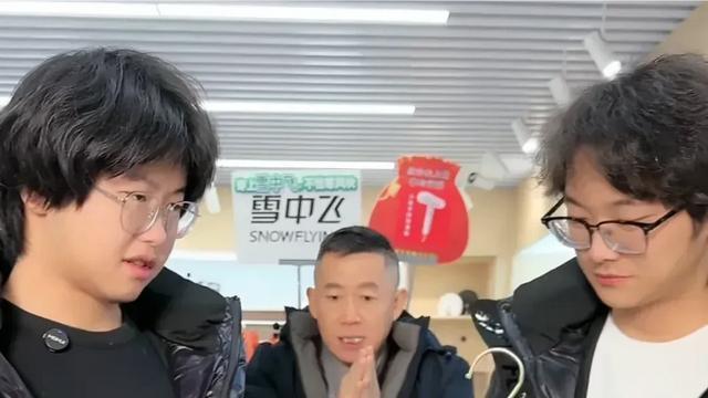 孙卓现身家庭聚餐，体型全场最大，头发长度仅次老妈，频繁吃薯条