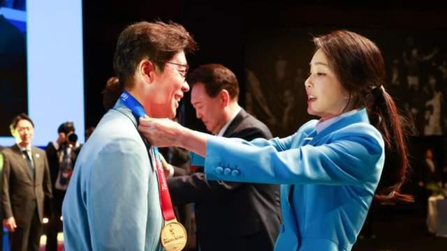 51岁金建希状态绝了！蓝色西装搭配低马尾，又瘦又美像女大学生