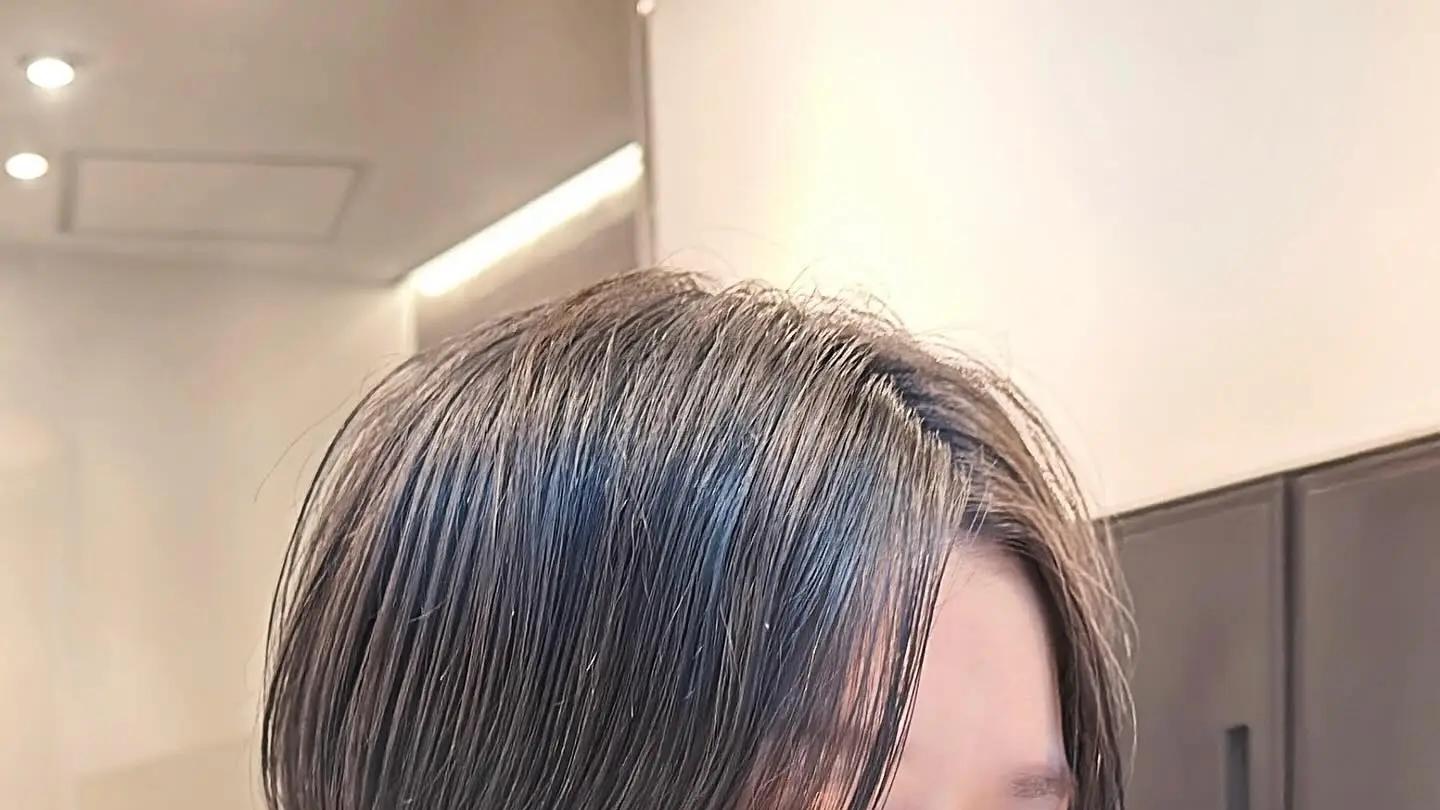 女士中分短发，时尚不落伍