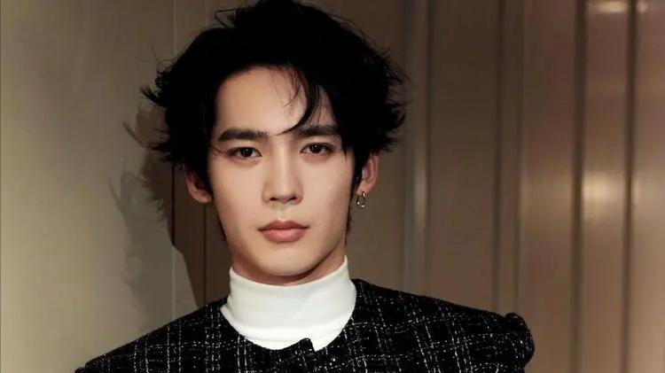 太炸裂！于适私生活猛料频出，舔富婆脚趾，疑似买王鹤棣热搜挡枪