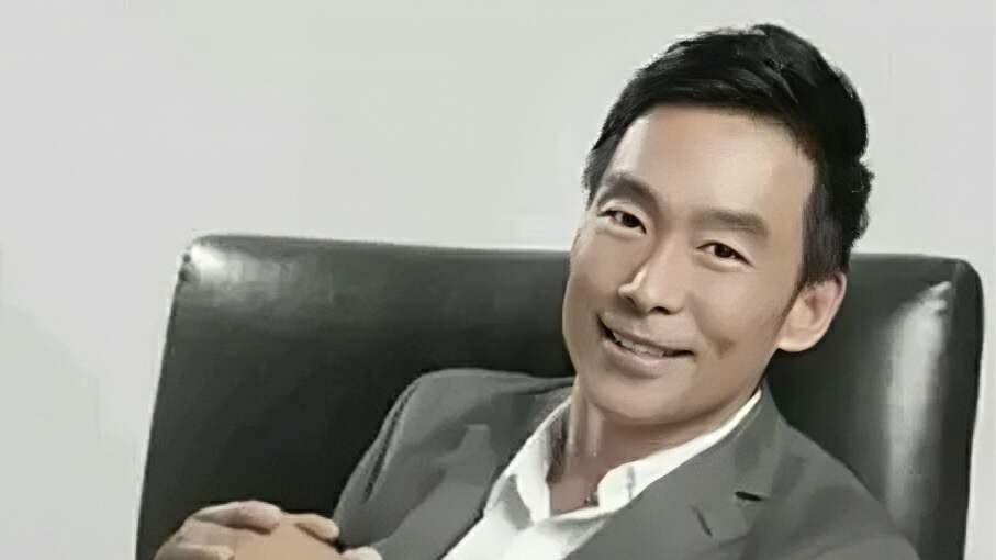 香港男星离婚后人财两空，独住宾馆无家可归，提及前妻表不屑