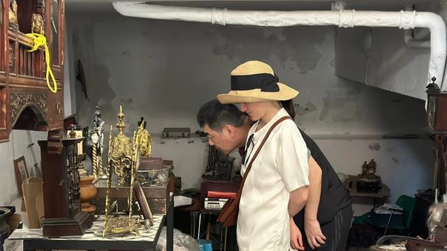 48岁蒋勤勤西班牙度假，素颜绝美，老公松弛穿搭却被嘲老人味太重