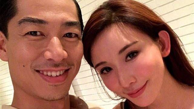 林志玲与爸爸同台跳舞，穿抹胸裙靠近好尴尬，49岁的她越来越年轻