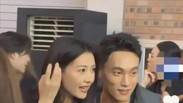 高圆圆出席线下活动，和年轻男士贴耳热聊，网友隔着屏幕闻发香！