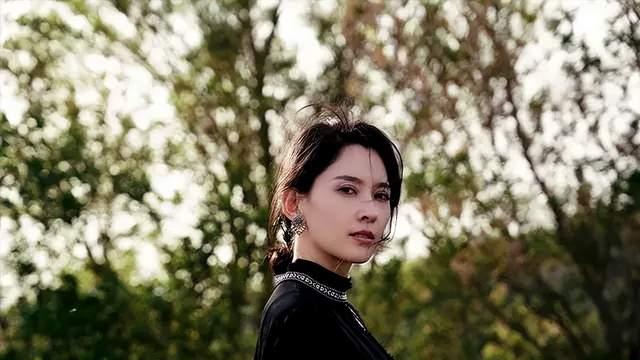 汪峰女友在泳池被性骚扰：女儿保护妈妈！网友：长太漂亮也不是啥好事