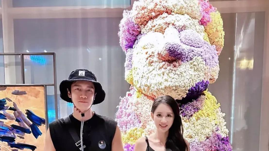 陈乔恩夫妇穿情侣装甜晒5周年，九月喜结连理