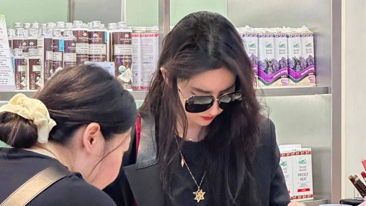 刘亦菲泰国机场惊艳购物，颜值爆表不惧东南亚危险！她胆子足够大