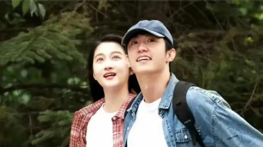 终于等到这一天！关晓彤黄景瑜公宣瞬间刷屏，网友们直呼甜炸了！