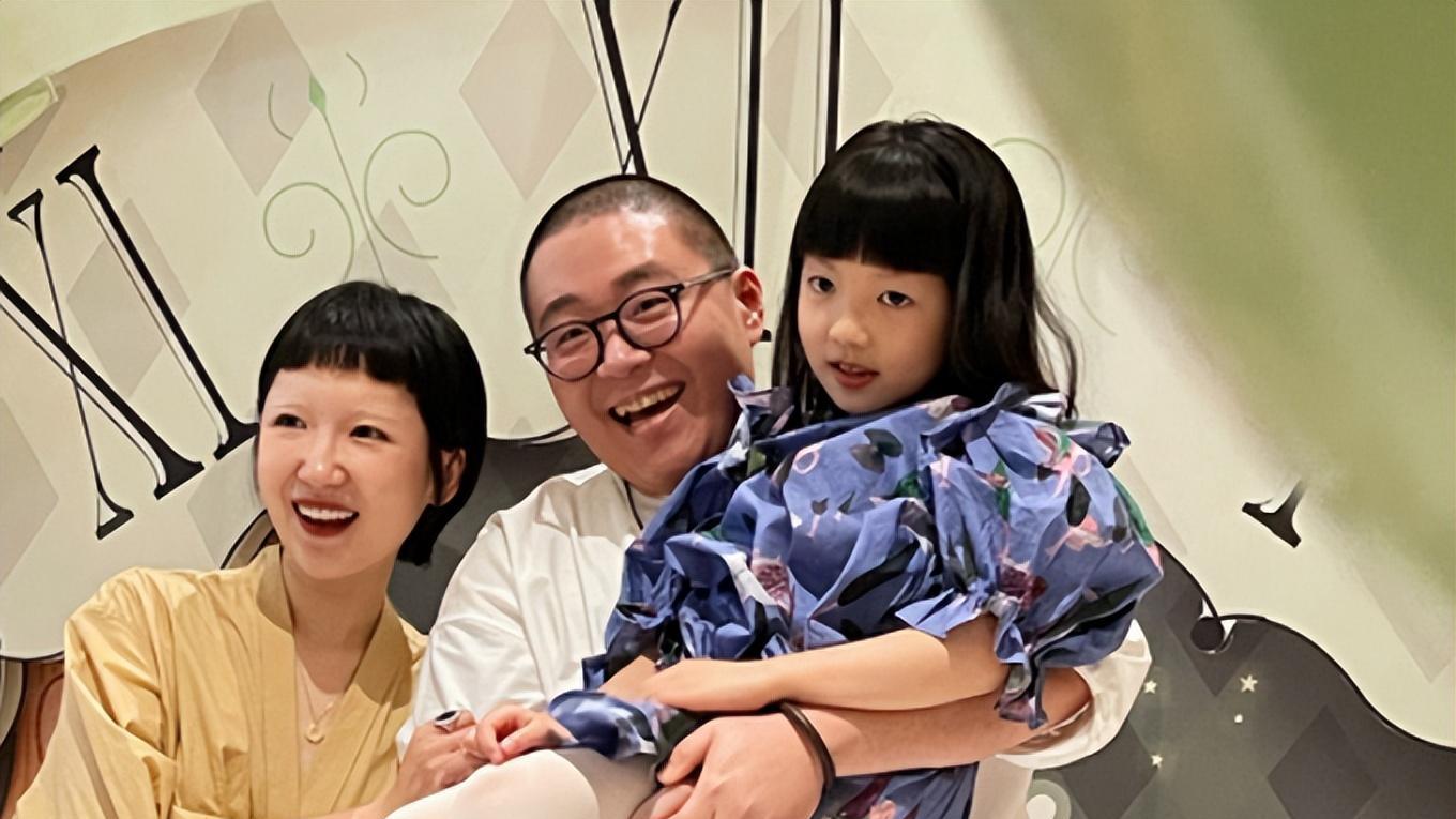 34岁郝邵文喜宣二胎！亲吻爱妻孕肚好幸福，曾说为继女不想要小孩