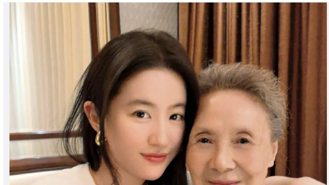 明星过七夕：赵丽颖穿蓝裙子，刘亦菲给惠英红送花，蔡依林大露背美翻了