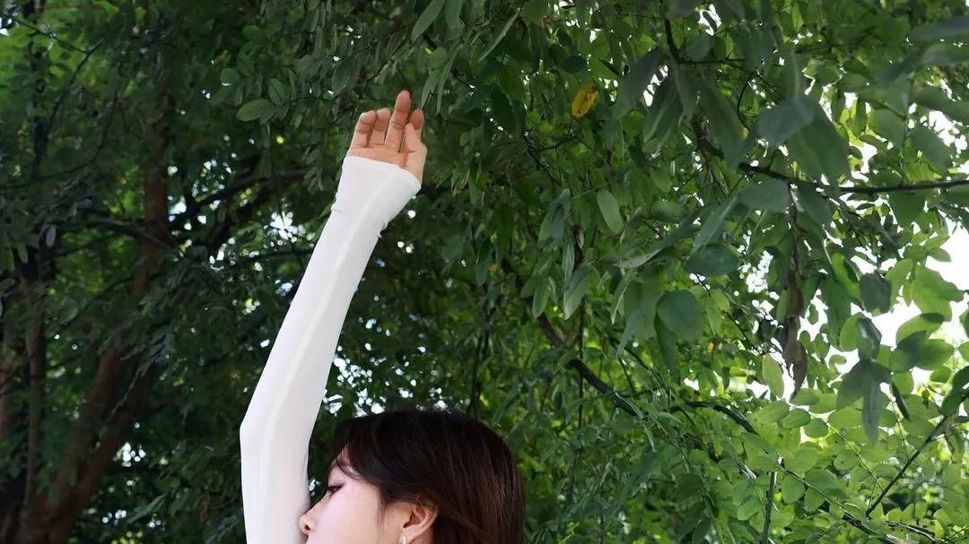 45岁秦岚 穿贴身礼裙紧绷曼妙身姿，凹凸有致展现致命吸引力