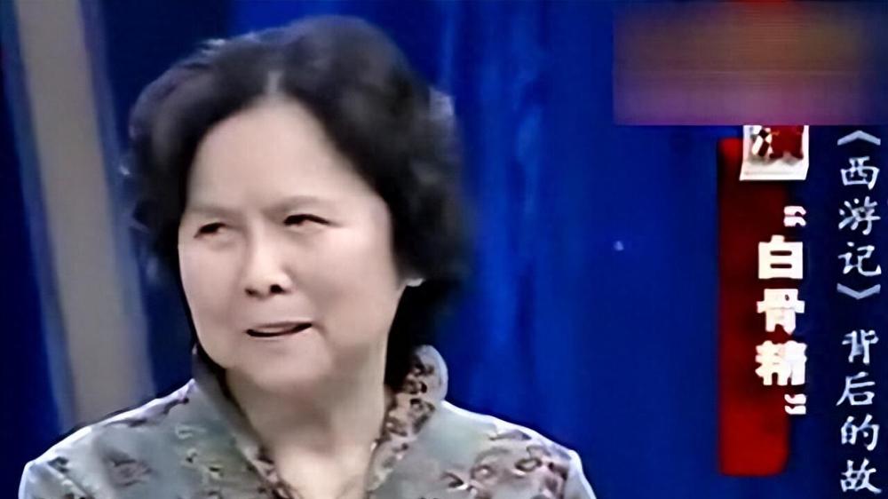 “白骨精”杨春霞：80岁不穿老年装，秀发微卷，真有书卷气质