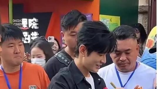 黄晓明因假发再次登上热搜，浓密黑发竟是假象？网友热议不断