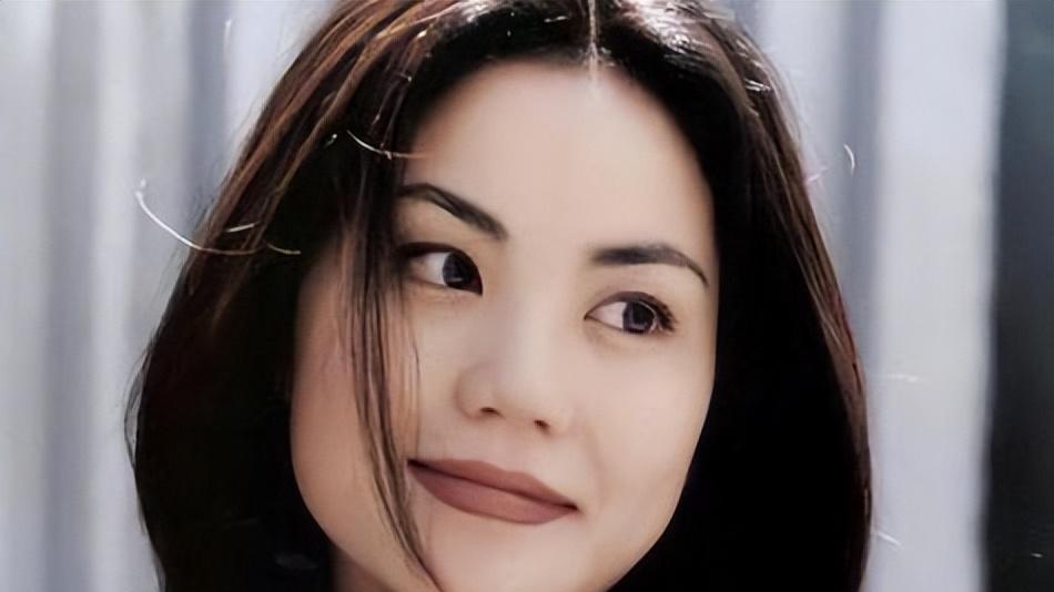 王菲：时尚归来，少女感依旧