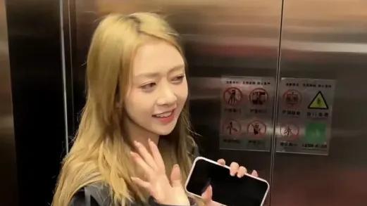 三只羊“录音门”事件后，女主播卓仕琳回老家，素颜沧桑一脸憔悴！