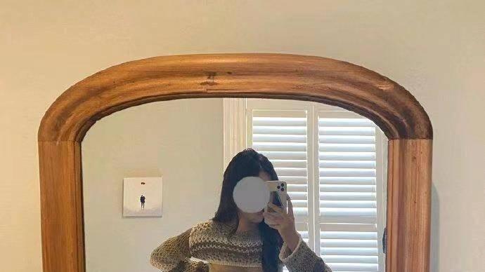 闺蜜相亲却被当作陪衬！超短镂空罩衫让全场目光失焦：这是闺蜜？