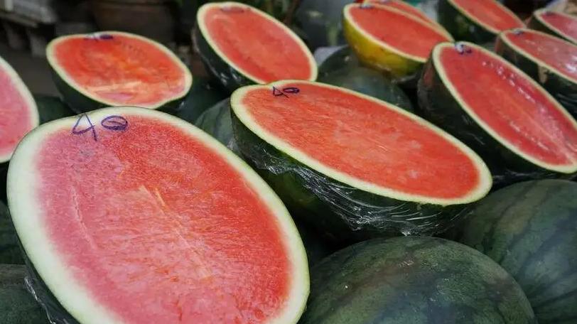 知道吗？水果摊为什么喜欢把西瓜切成一半卖？原来背后有“猫腻”