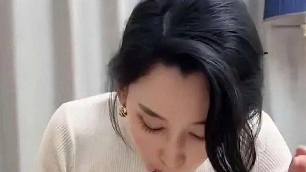 53岁汪峰真有口福，小20岁女友不穿围裙秀厨艺，颜值都能看饱了！