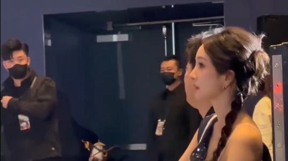 从这个角度看后台的杨幂，有点从门缝里看邻家女孩的感觉，带劲