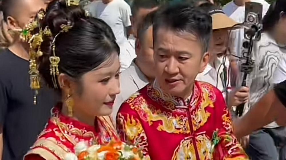 40岁李嘉明正式举办婚礼！小18岁娇妻貌美如花，夫妻同框似隔辈人