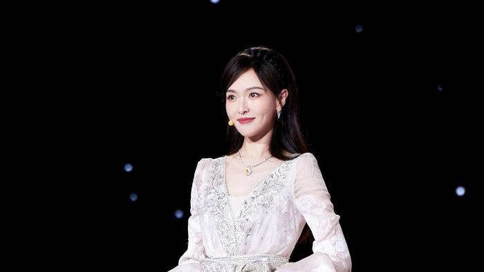 中秋晚会女明星造型大赏，金晨排第一，应该没人会反对吧！