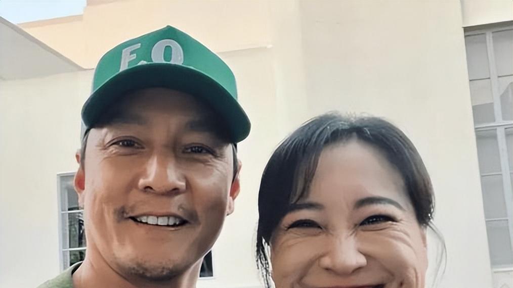 吴彦祖晒贾玲合影，未P图的真实暴瘦面貌引发热议