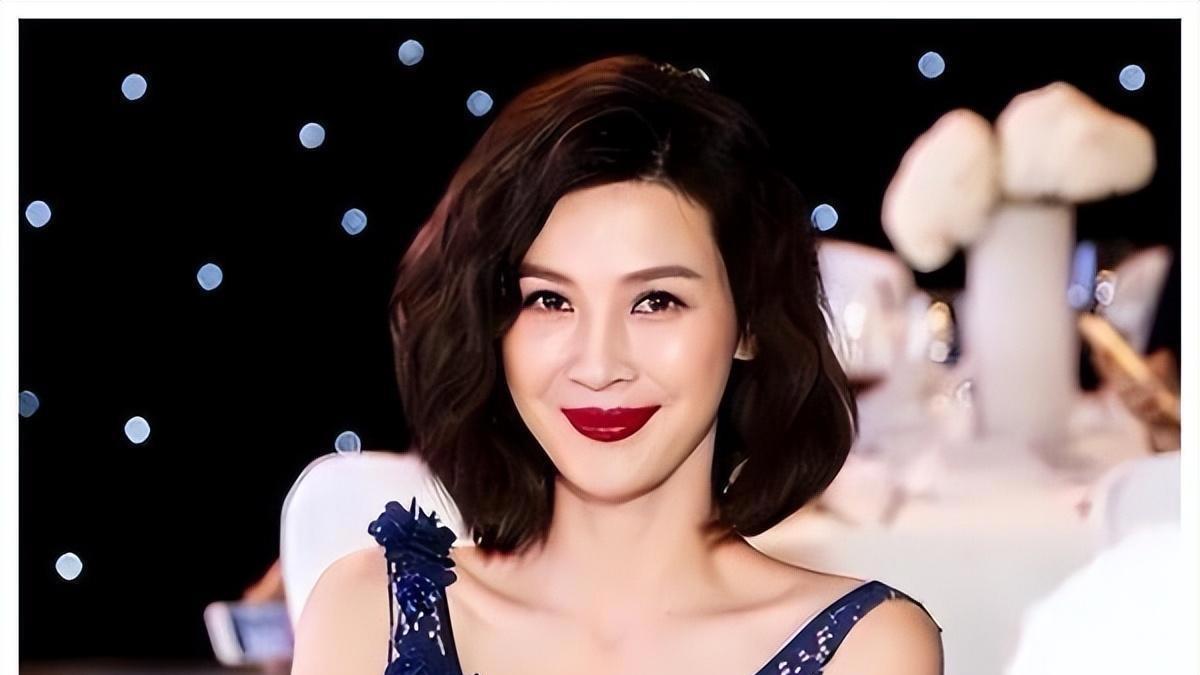 为嫁50亿富豪，她竟弃周一围五年情，如今成笑柄，真相究竟为何？