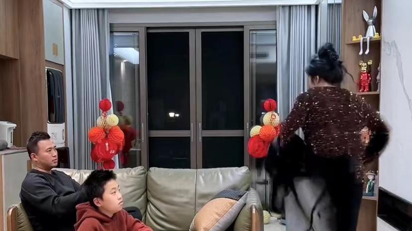 妻子突然脱下外套称体重，丈夫见势不妙跑回屋，儿子一举动情商高