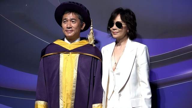 洪金宝梁朝伟获颁荣誉博士！高丽虹携儿孙支持，刘嘉玲打扮超性感