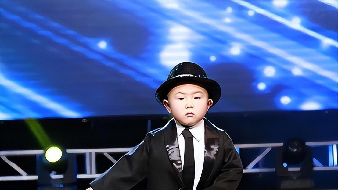 “最牛童星”：3岁出名，5岁上春晚，如今的他已经成为父母的骄傲
