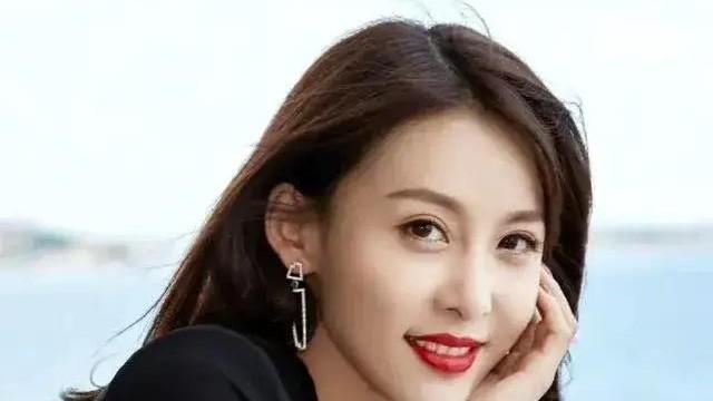 娱乐圈女星“富贵险中求”：揭秘有钱人圈子的“可玩”名单