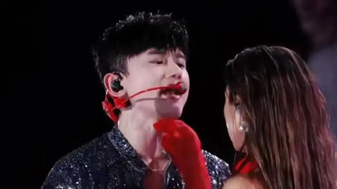 张杰演唱会玩的忘乎所以， 谢娜吃醋怒发微博：你小子，别太开朗