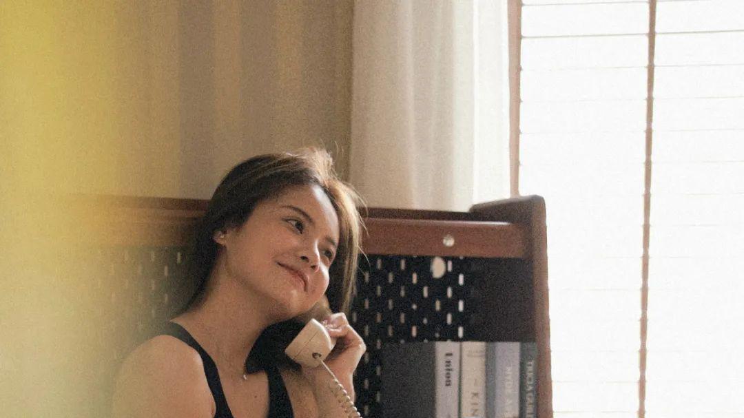 赖雨濛美艳活泼 白皙脚丫