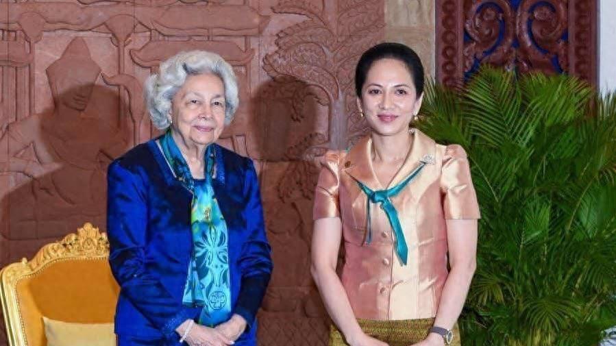 被88岁柬埔寨太后惊艳了，穿蓝色套装优雅端庄，果然岁月不败美人