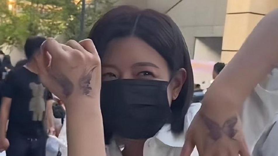 陈妍希摘下婚戒放飞自我！当街跳舞心情甚佳，婚姻是事业的绊脚石