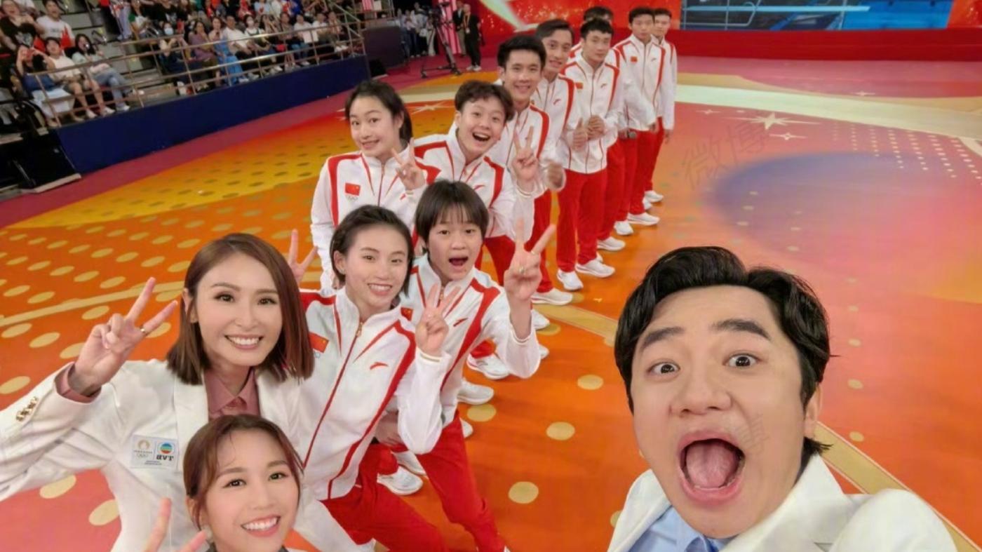 王祖蓝晒与奥运健儿合照！幽默抢镜成显眼包，运动员当背景引热议