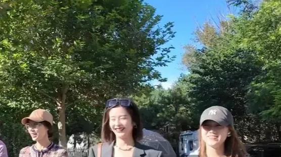 梅婷开奥迪车带姐妹秋游，烤全羊磨咖啡超享受，颖儿高露宋佳都在