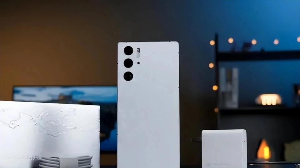 30分钟卖出一亿元，屏下镜头+骁龙8Gen3+80W，如今售价再创新低