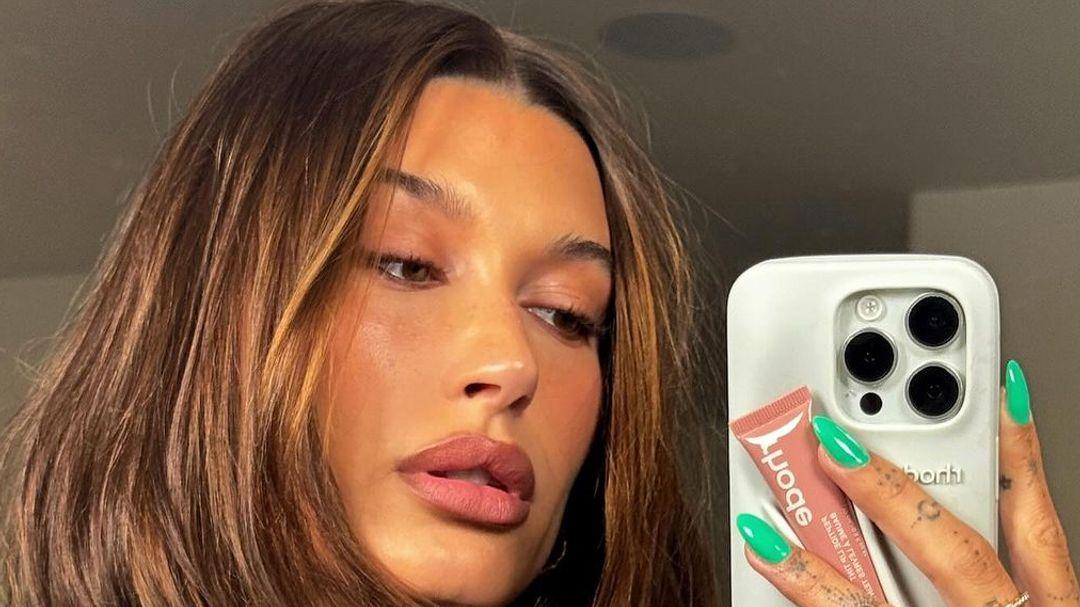 怀孕做美甲？海莉·比伯生完娃晒儿子的小脚丫！美甲却意外火出圈